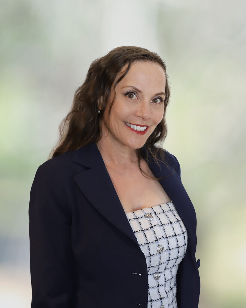 Headshot of Lora Papp